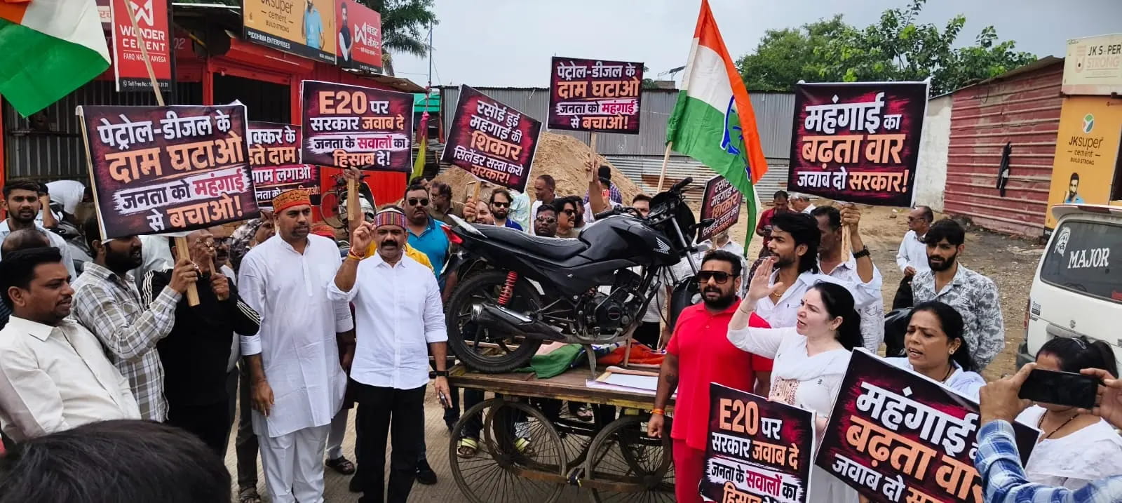 महंगाई के खिलाफ इंदौर में कांग्रेसियों का अनोखा प्रदर्शन: निकाली बाइक की ‘शवयात्रा’