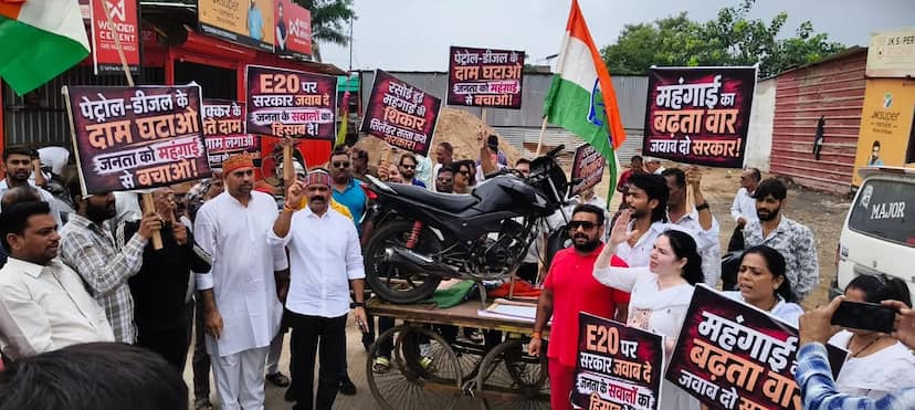 महंगाई के खिलाफ इंदौर में कांग्रेसियों का अनोखा प्रदर्शन: निकाली बाइक की ‘शवयात्रा’