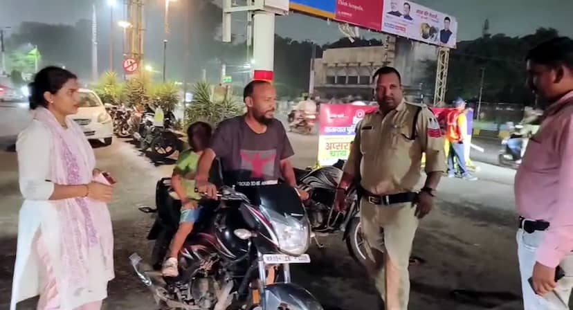 राखी से पहले पुलिस का नायाब तोहफा:आधी रात सड़क पर फंसी बहन की ऐसे की मदद