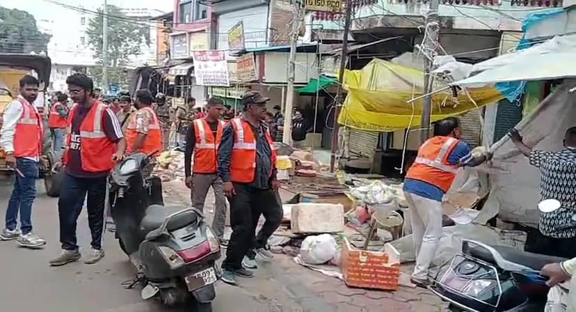 अतिक्रमण पर निगम का बड़ा एक्शन! एमटीएच से शुरू हुई मुहिम, तीन प्रमुख मार्ग होंगे कब्जामुक्त