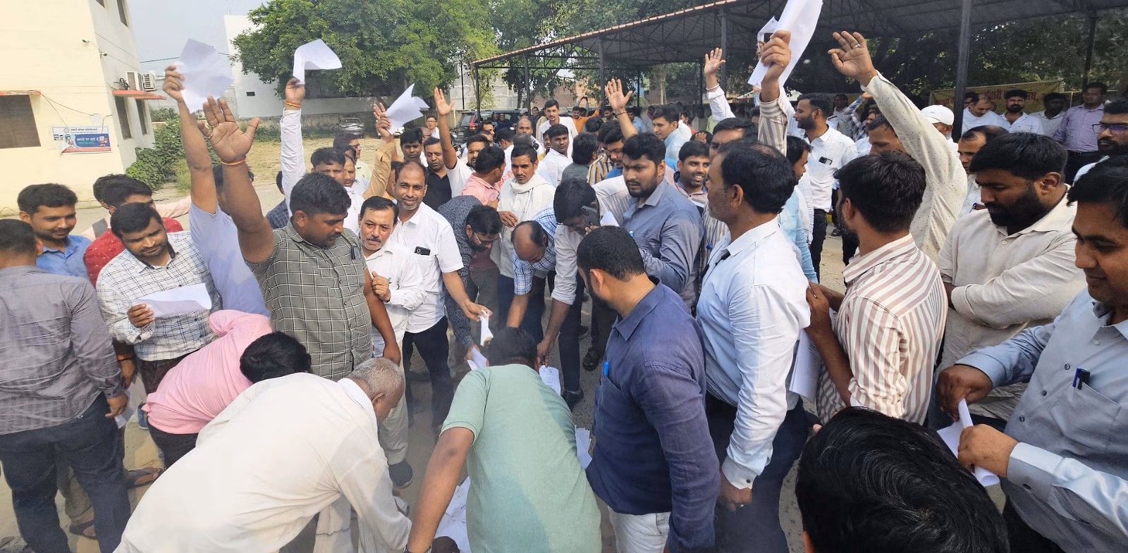 भोपाल में बिजली कर्मचारियों का प्रदर्शन तेज, संविदा नियमितीकरण समेत 9 सूत्रीय मांगों को लेकर नाराजगी