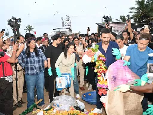 गणपति विसर्जन के बाद चला सफाई अभियान, अक्षय कुमार और महाराष्ट्र CM की पत्नी ने उठाया कचरा
