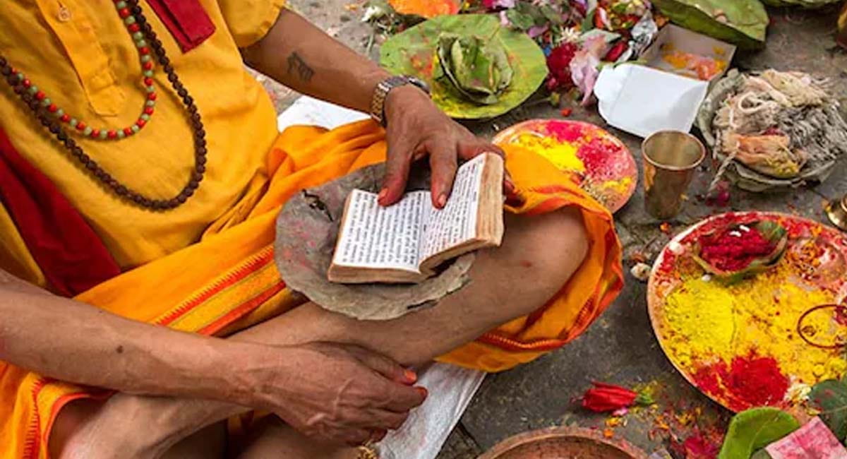 पितृदोष के कारण जीवन में क्यों आती हैं बाधाएं? मुक्ति पाने के लिए करें ये काम