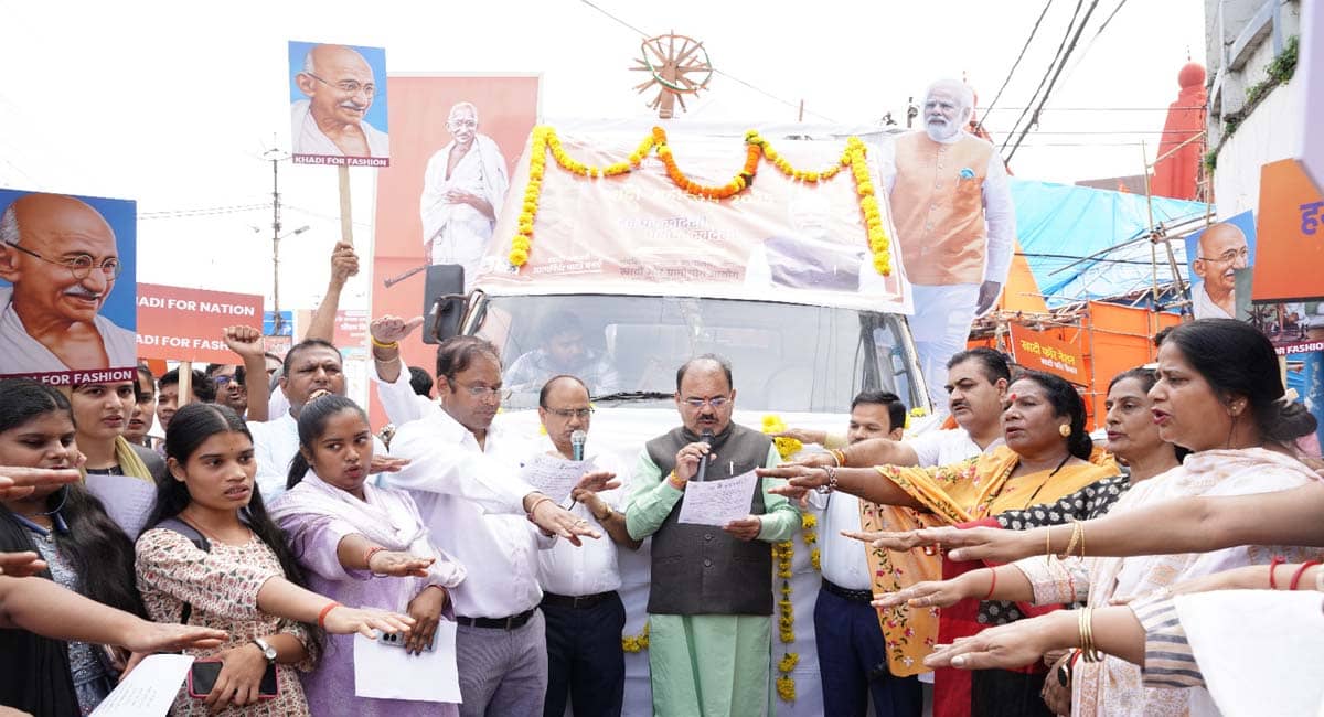 हर घर स्वदेशी, घर-घर स्वदेशी के नारे के साथ भोपाल में निकली खादी यात्रा