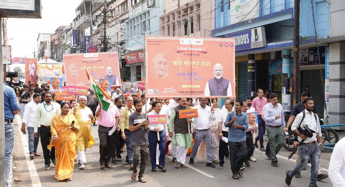 हर घर स्वदेशी, घर-घर स्वदेशी के नारे के साथ भोपाल में निकली खादी यात्रा