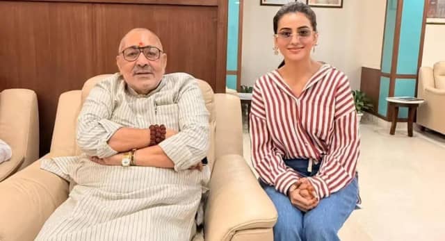 अक्षरा सिंह ने की केंद्रीय मंत्री गिरिराज सिंह से मुलाकात, चुनावी गलियारों में बड़ी खींचतान