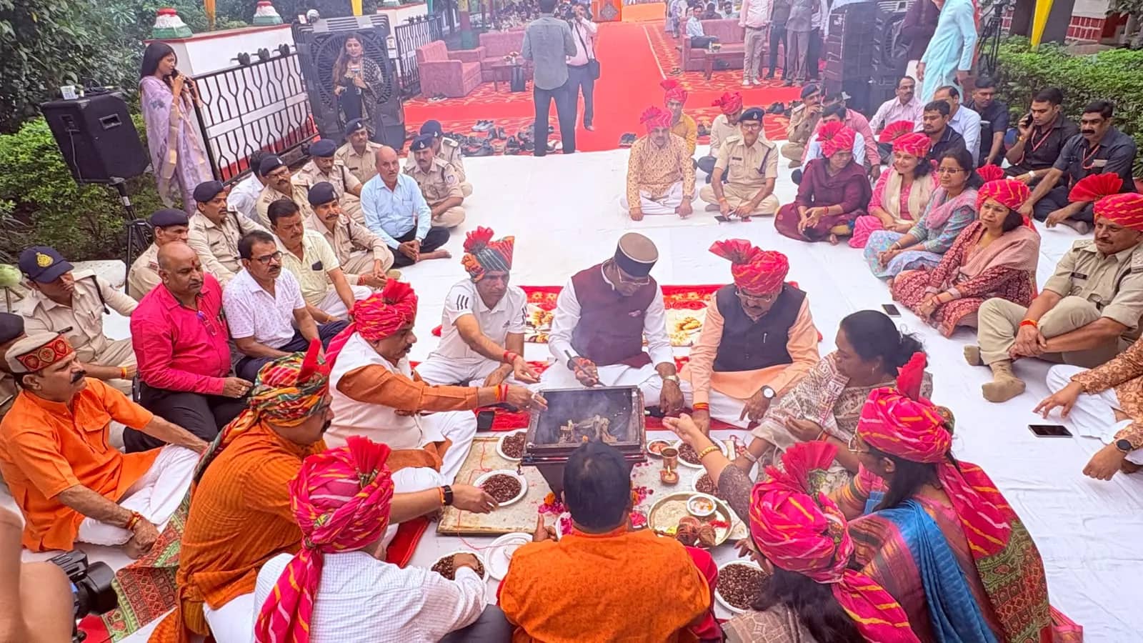 भोपाल: पुलिस लाइन में विजयादशमी पर शस्त्र पूजन, हवाई फायर कर निभाई गई परपंरा