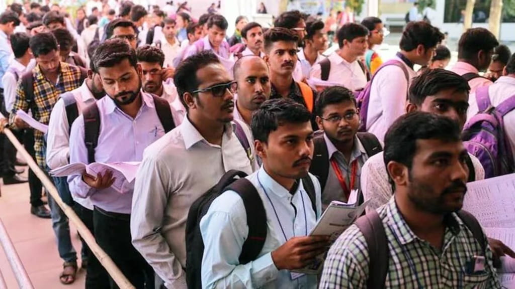 देश में रोजगार सृजन की गति संतोषजनक, जुलाई में घटकर 5.2% पर आई बेरोजगारी दर