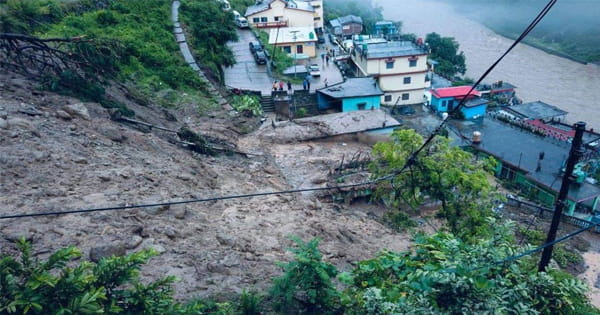 उत्तराखंड के चमोली जिले में तड़के बादल फटने से कई घर और वाहन मलबे में दबे, दो लोग लापता