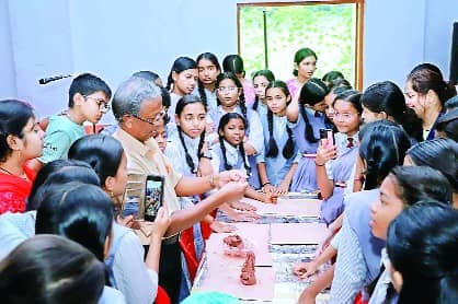 गणेशोत्सव को लेकर बच्चों, महिलाओं, युवाओं में जबर्दस्त उत्साह, पुलिस अफसरों ने बनाए माटी के गणेश