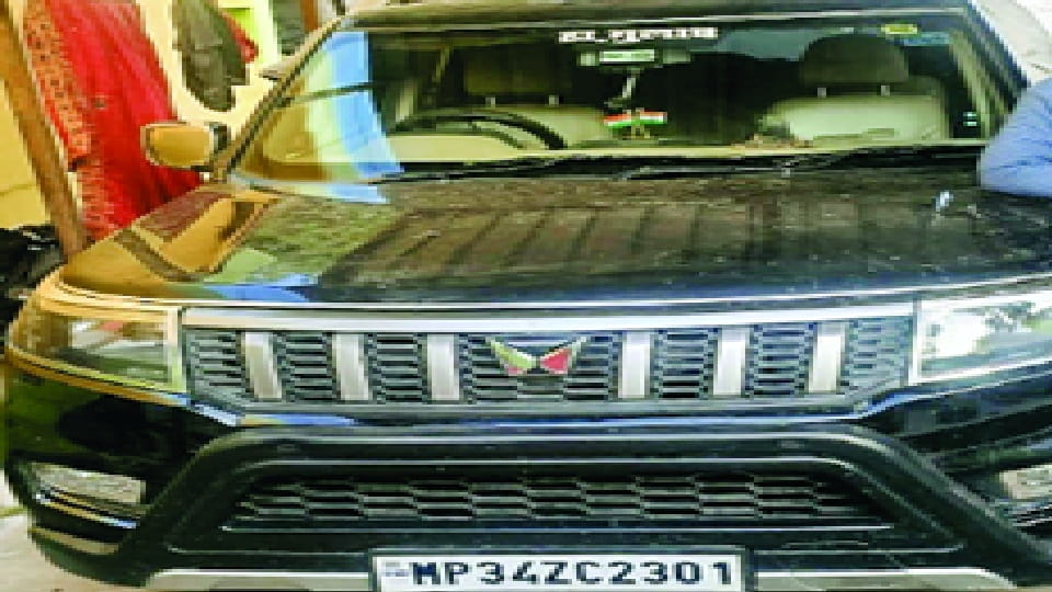 बसिया पंचायत दमोह के सरपंच ने 11 लाख की गाड़ी खरीदी, एंबुलेंस बनाकर ग्रामीणों को कर दी समर्पित