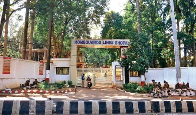 30 साल की होमगार्ड की नौकरी, रिटायर होने के बाद अब मजदूरी करने को मजबूर हुए