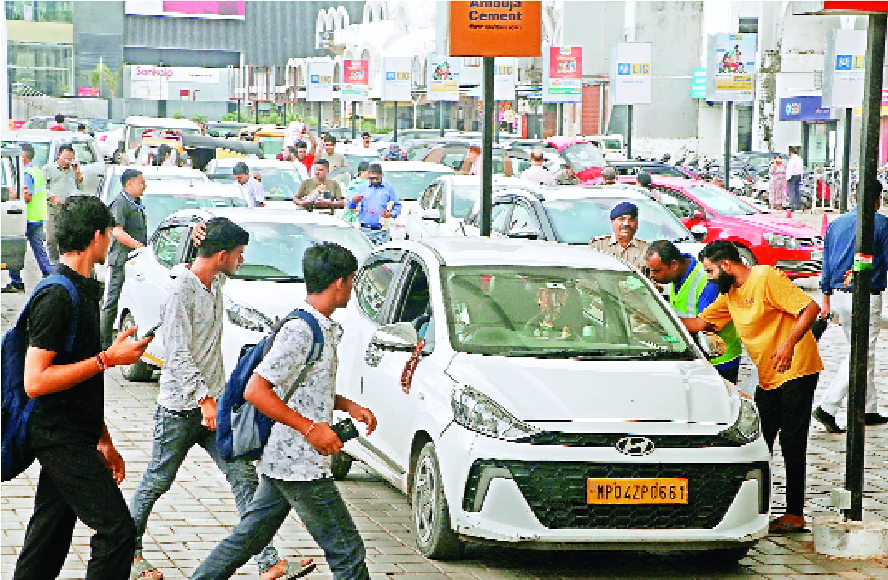 RKMP स्टेशन: ड्रॉप एंड गो का समय 15 मिनट... टर्न संकरा होने से 25 मिनट में निकल पाते हैं वाहन, चुकाने पड़ते हैं 20 रुपए