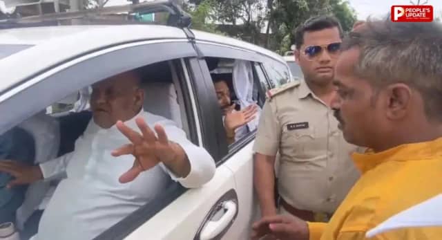 बिजली नहीं तो रास्ता नहीं! महोड़िया में ग्रामीणों ने मंत्री करण सिंह वर्मा का काफिला रोककर खोली विभाग की पोल