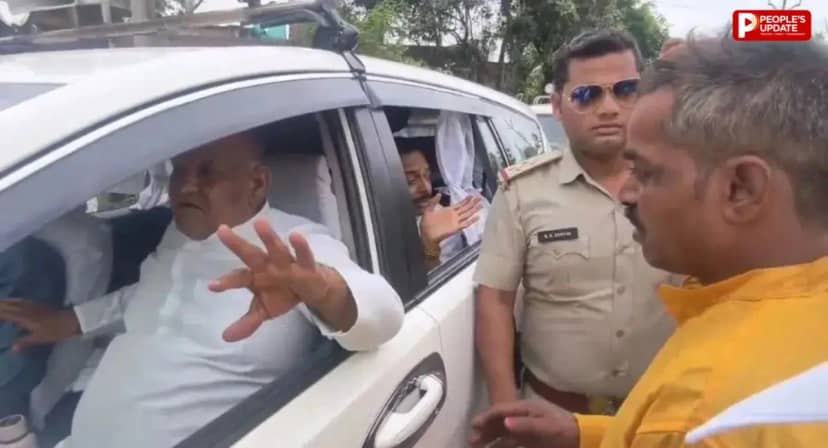 बिजली नहीं तो रास्ता नहीं! महोड़िया में ग्रामीणों ने मंत्री करण सिंह वर्मा का काफिला रोककर खोली विभाग की पोल