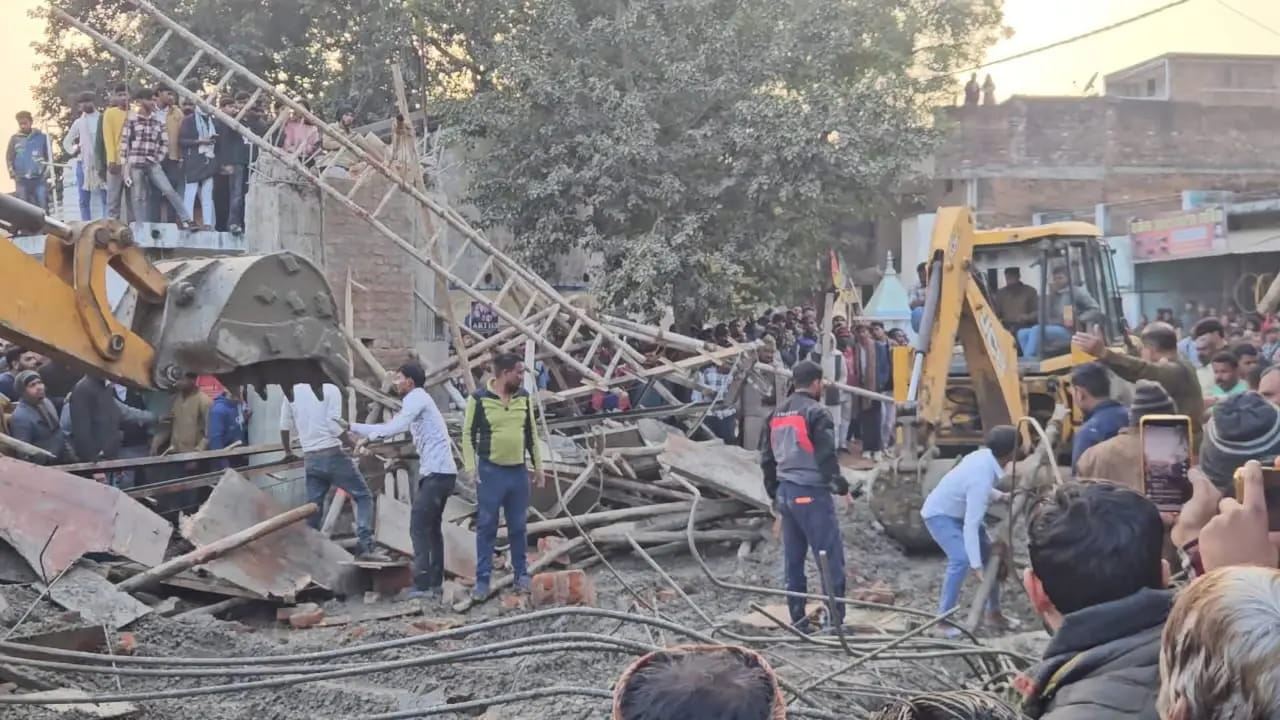 छतरपुर के नौगांव में निमार्णाधीन तोरण द्वार ढहने से दब कर एक मजदूर की मौत, दो घायल