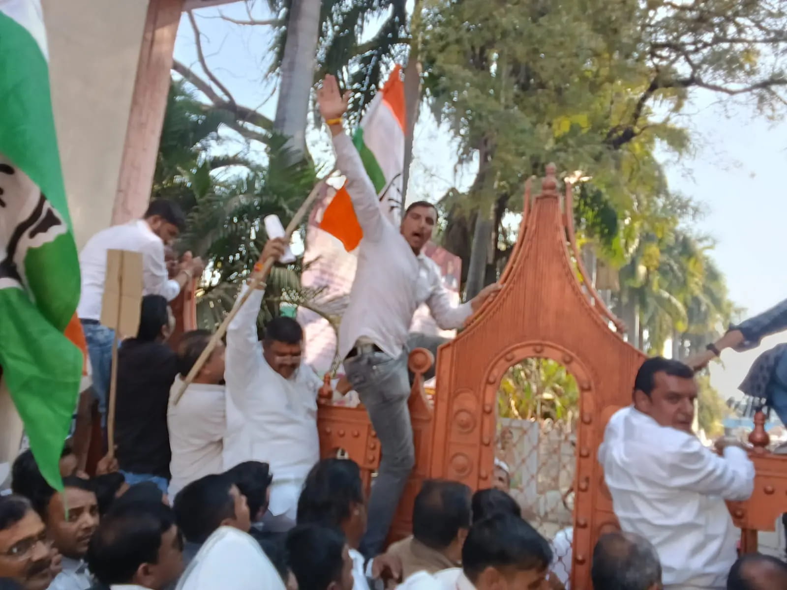 हरदा में दूषित पेयजल की सप्लाई के विरोध में कांग्रेस का नगर पालिका पर प्रदर्शन, गेट तोड़ कर घुसे