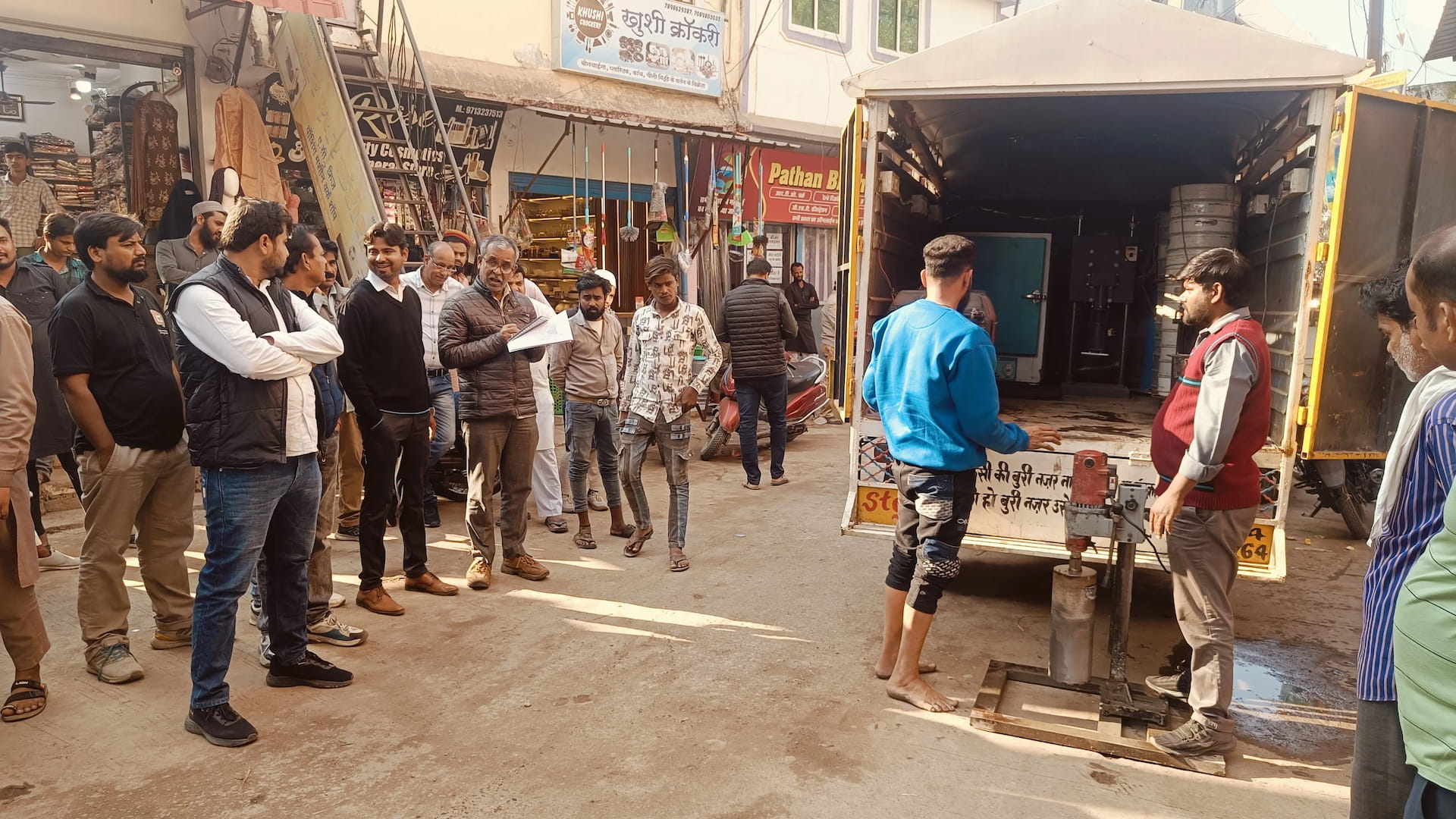 गैरतगंज में संयुक्त संभागीय टीम ने मशीन से सड़क उखाड़ कर लिए सैंपल