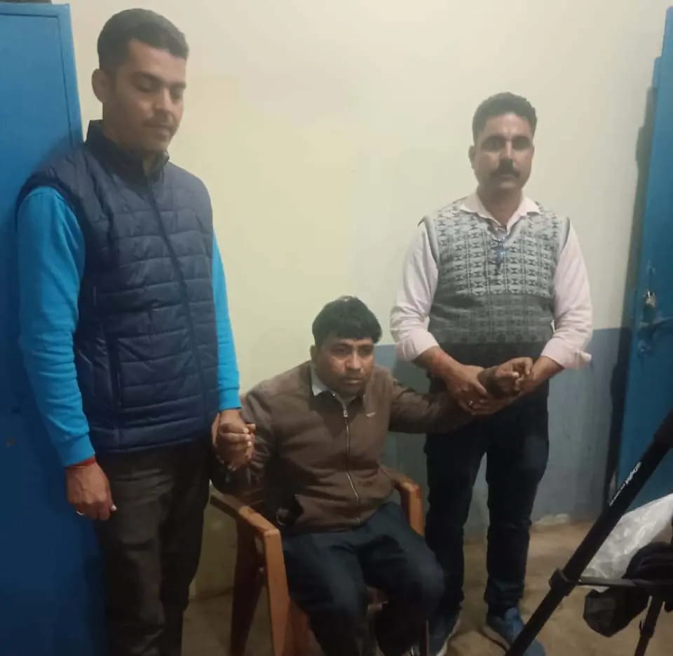 रीवा में ईओडब्ल्यू की टीम ने रंगे हाथों घूस के साथ कंप्यूटर ऑपरेटर को पकड़ा