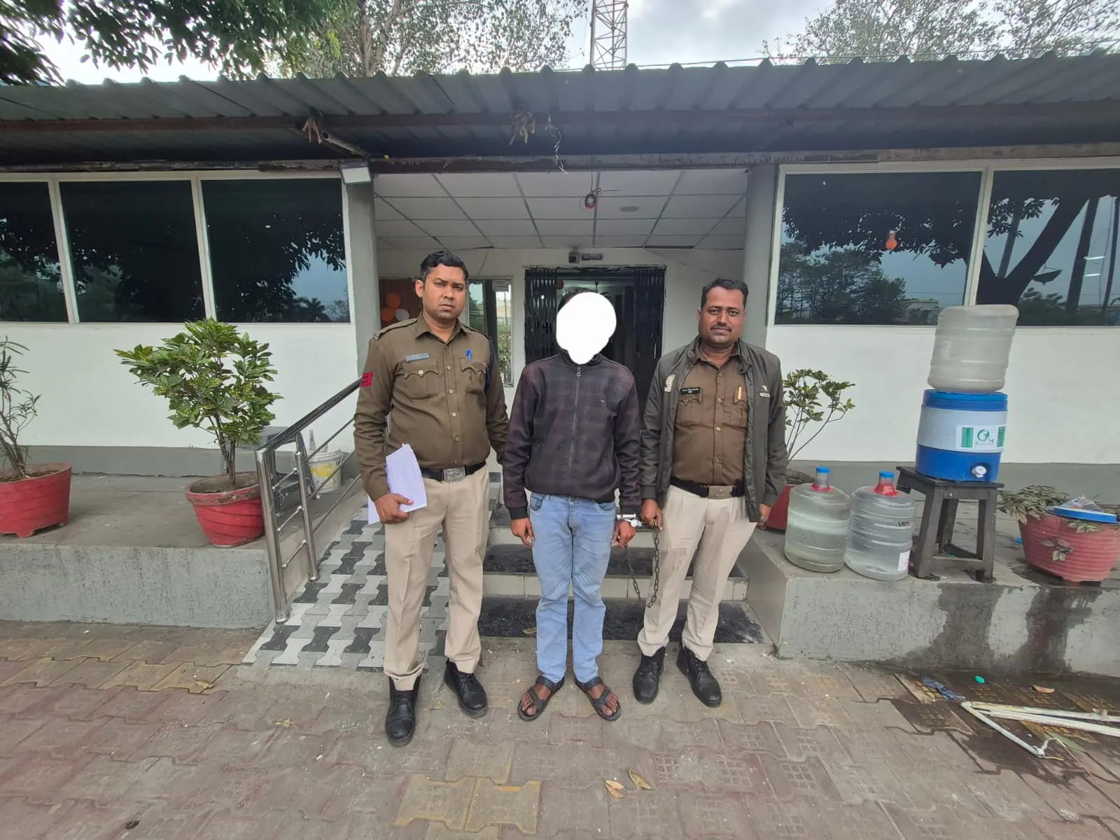 मंडीदीप में छात्राओं की शिकायत पर अभिभावकों ने कोचिंग पढ़ाने वाले युवक को किया पुलिस के हवाले