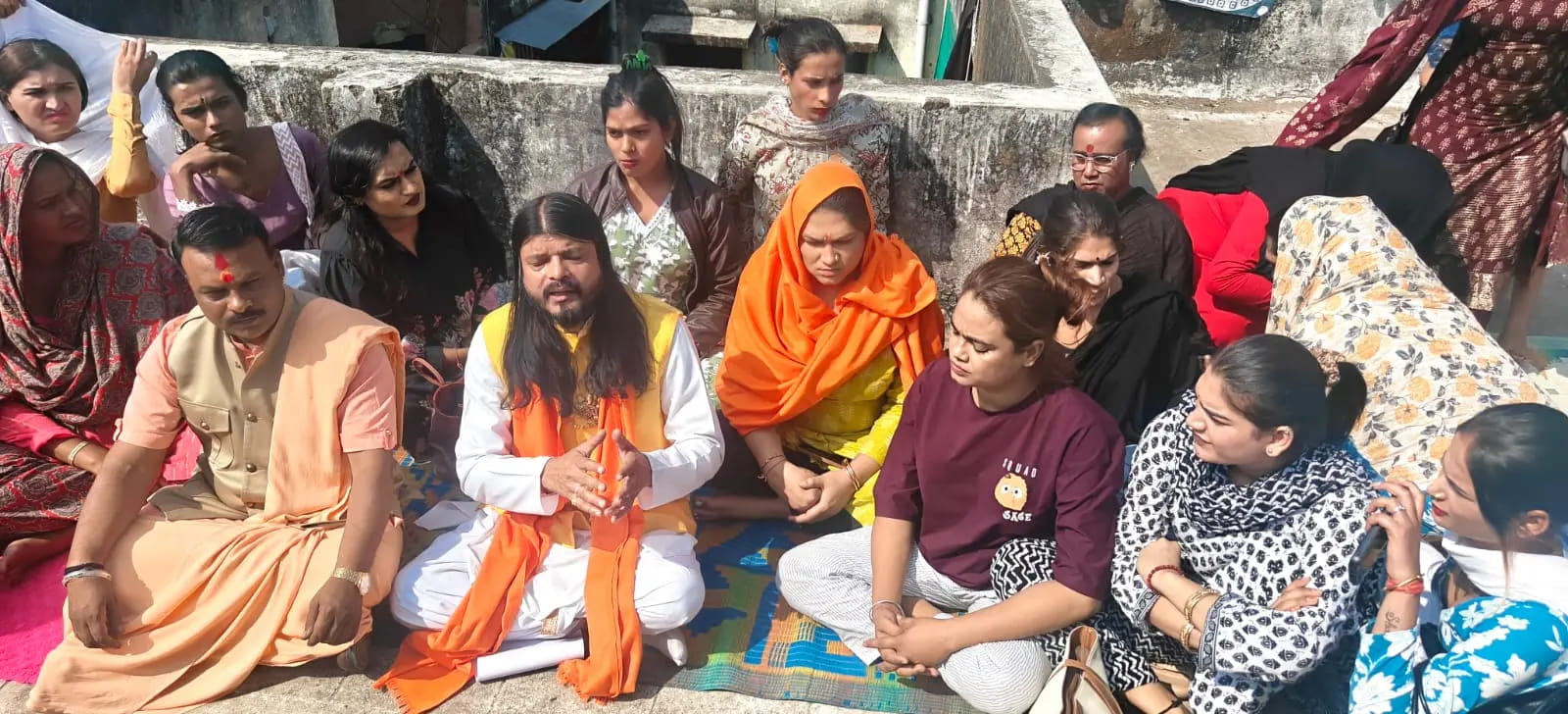 बंगलादेशी किन्नरो के भेष में छिपे, हिंदू घरों से धमकाकर जबरन होती है नेग वसूली