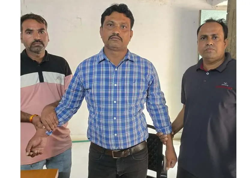 मंदसौर की तहसील सुवासरा में किसान से रिश्वत लेते हुए पटवारी को लोकायुक्त ने पकड़ा