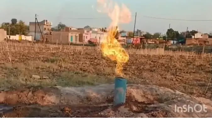 सागर जिले के बंडा में बोर से गैस रिसाव के बाद भड़की आग से अफरा-तफरी