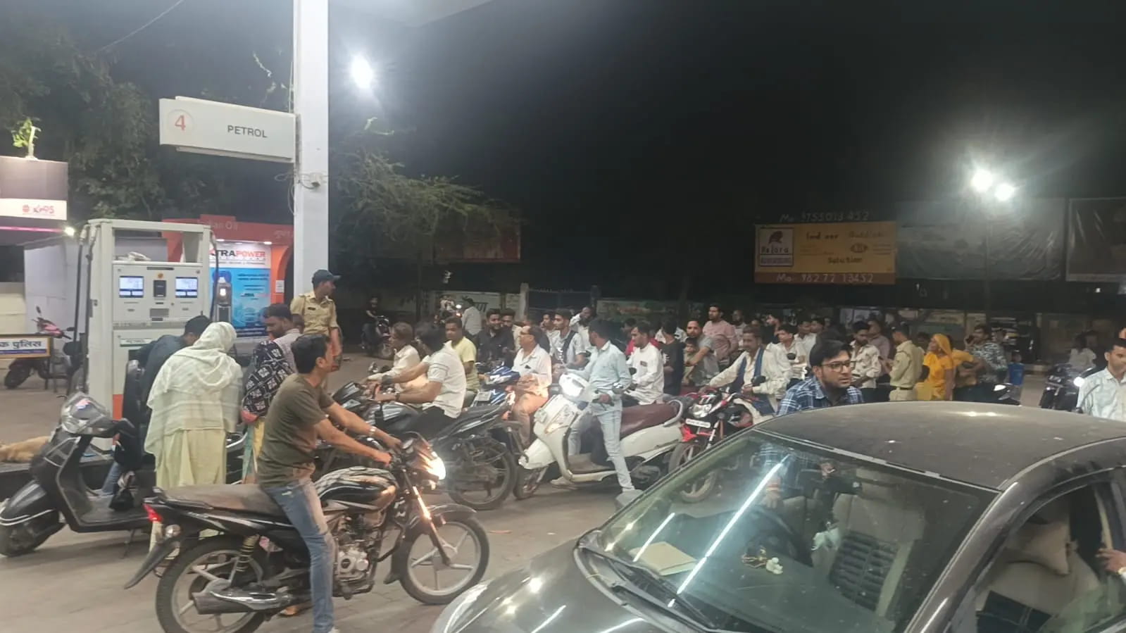 मप्र के मालवा और निमाड़ में पेट्रोल पंपों पर उमड़ी भीड़: पेट्रोल खत्म होने की अफवाह के बाद हालात कंट्रोल करने पुलिस तैनात