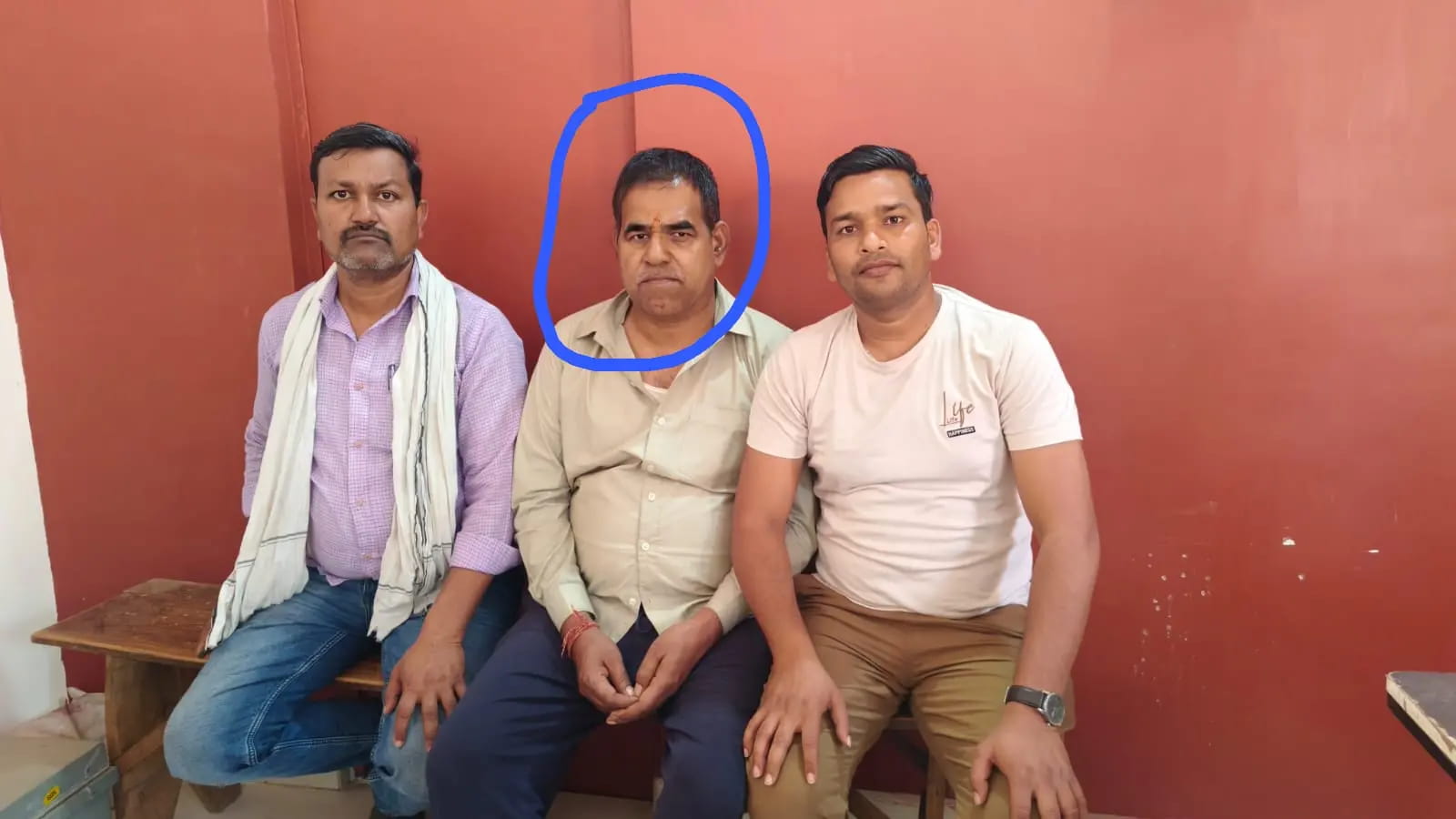 शिवपुरी में नक्शा सुधार के बदले अपने ही घर के सामने रिश्वत ले रहे आरआई को लोकायुक्त टीम ने गिरफ्तार किया