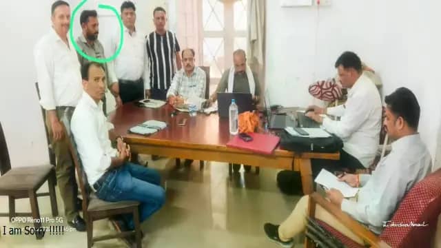 महिला प्यून का वेतन निकालने के बदले बीआरसी के बाबू कोे 7 हजार रुपए की रिश्वत लेते लोकायुक्त पुलिस ने पकड़ा