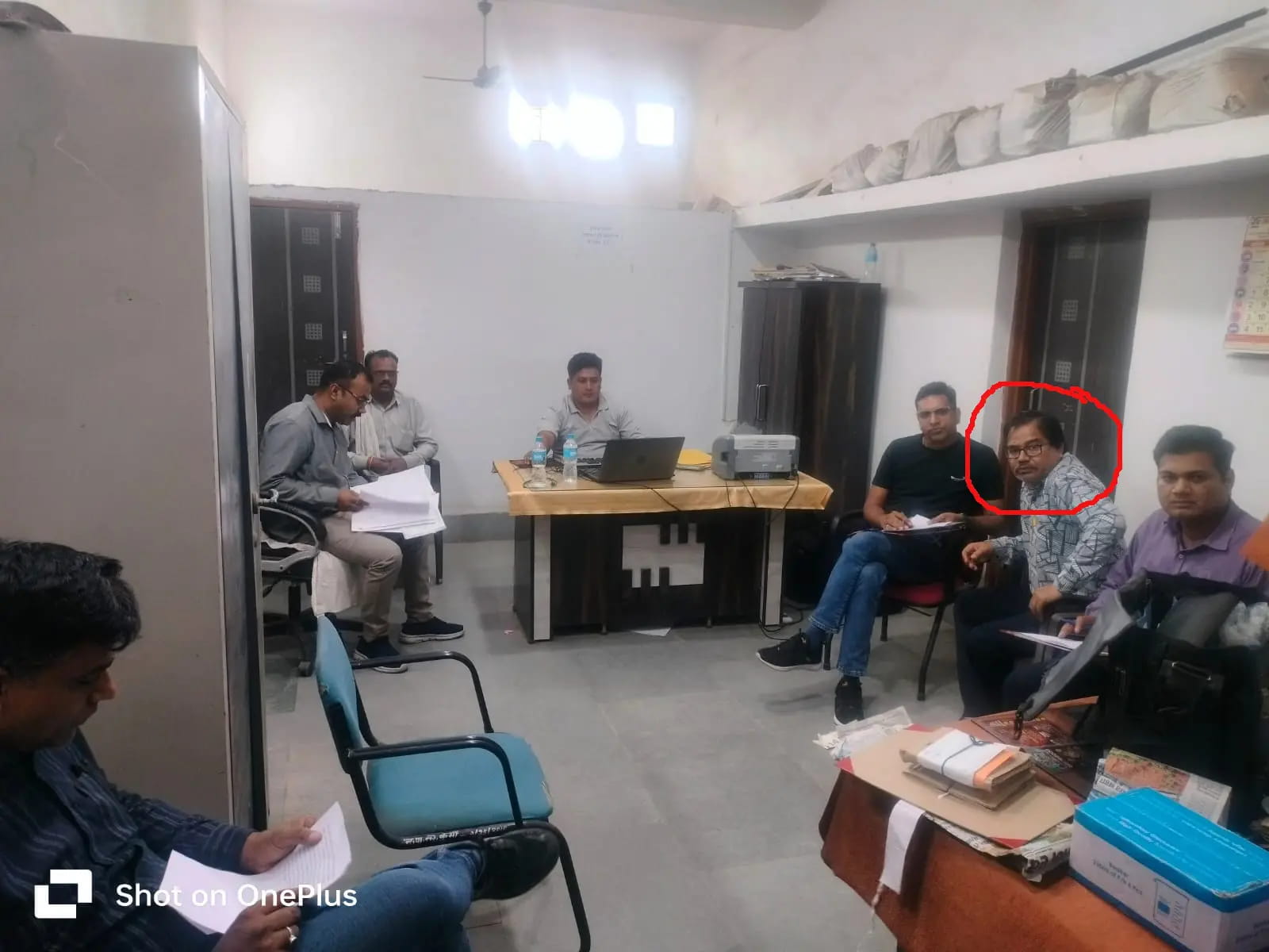 नरसिंहपुर नगर पालिका का कर्मचारी पेवर ब्लॉक के बिल पेमेंट के बदले 25 हजार रुपए की रिश्वत लेते गिरफ्तार