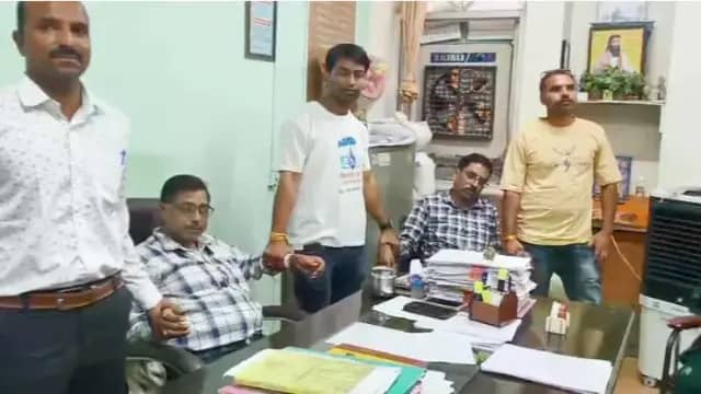गर्ल्स हॉस्टल कुकडेश्वर,की वार्डन से 100000 रुपए की रिश्वत लेते आदिमजाति कल्याण विभाग का जिला संयोजक और अधीक्षक गिरफ्तार