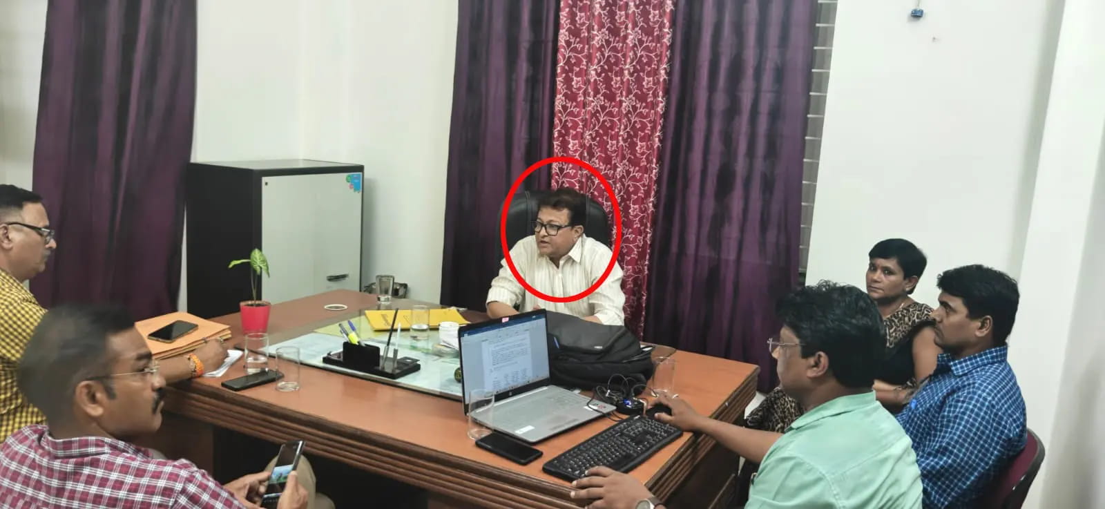 पेट्रोल पंप के बंद नोजल खुलवाने और केस रफा-दफा करने के बदले 1 लाख रुपए की रिश्वत लेते डिप्टी कंट्रोलर गिरफ्तार