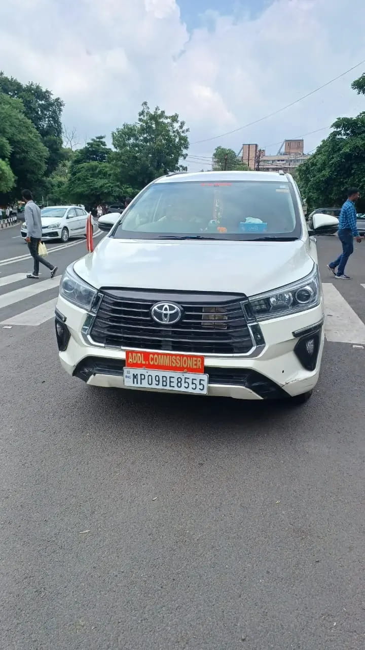 सरकार ने बनाए नियम, अफसर नहीं मानते, घूम रहे 30-30 लाख की गाड़ी में..!