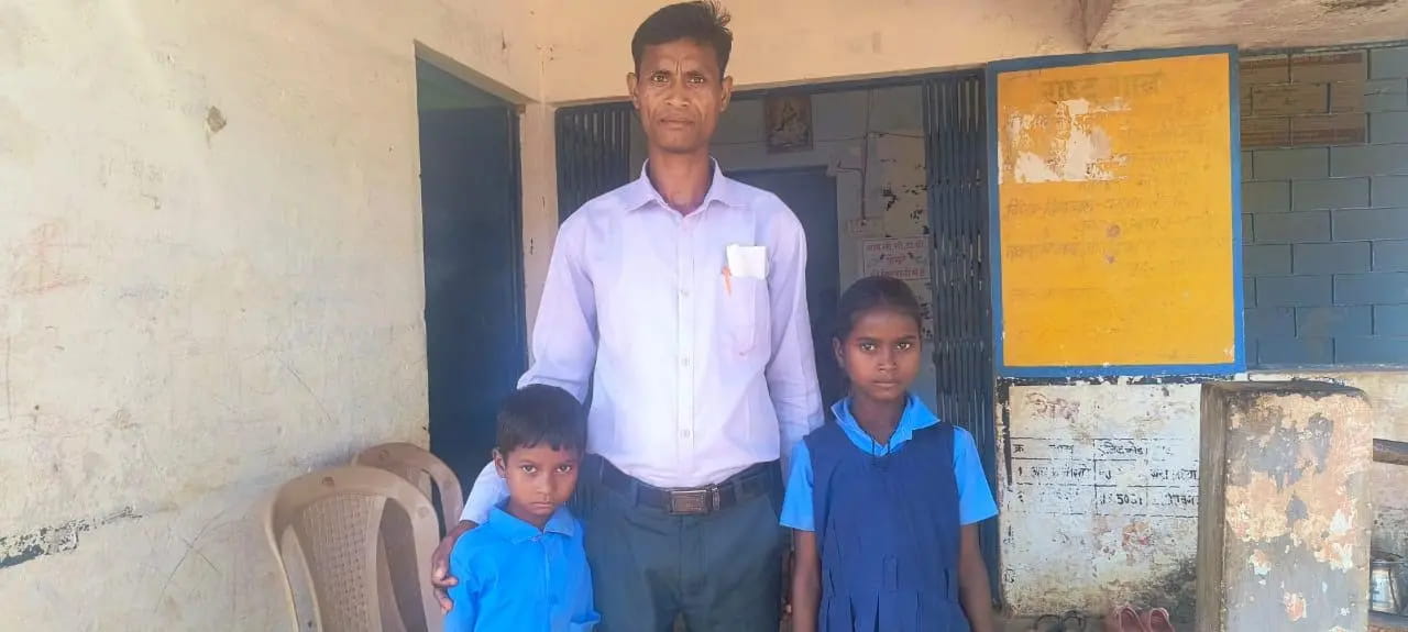 बच्चों की पढ़ाई के लिए घने जंगल में आदिवासी परिवारों के बीच ही रहने लगे शिक्षक राकेश धुर्वे
