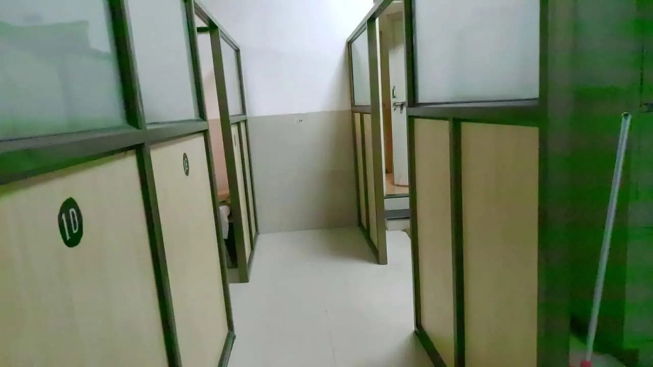 रेलवे डॉरमेट्री में खटमलों ने किया आराम हराम, पीएम, रेल मंत्री और सीएम से शिकायत