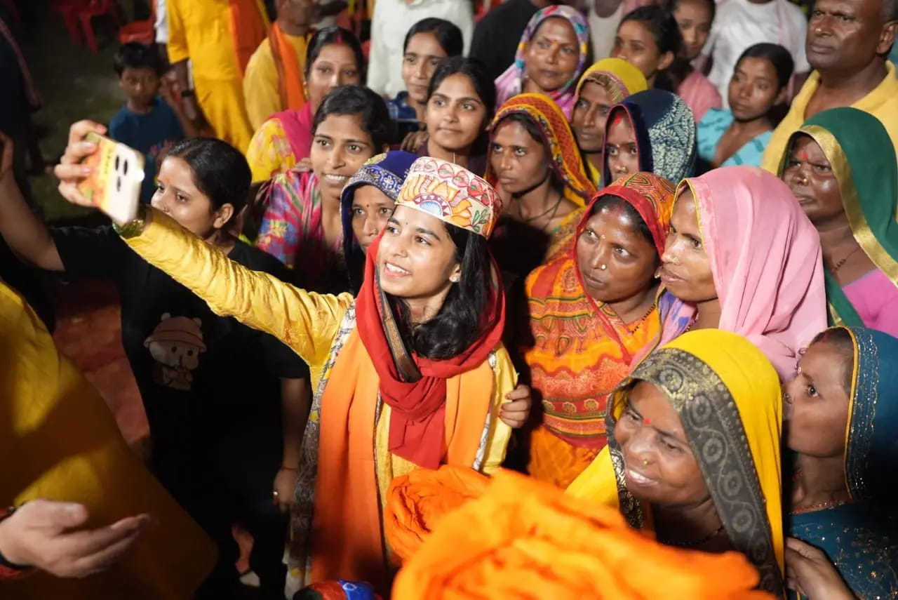 11 प्रत्याशियों को हराकर सबसे कम उम्र की विधायक बनीं मैथिली ठाकुर