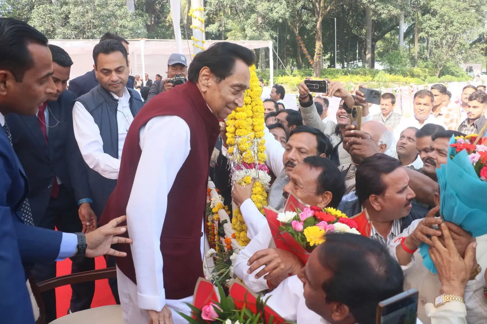 बर्थडे के बहाने फिर एक्टिव हुए कमलनाथ, 79 वर्षीय नेता को बधाई देने पहुंचे समर्थक
