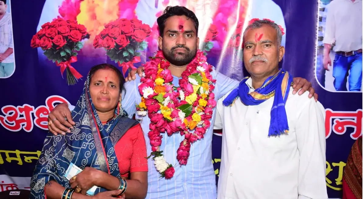 हाथों में हथकड़ी और दो बार जेल, गांव छोड़ा, मेहनत से कांधे पर सजे सितारे अब जैनेंद्र बने डीएसपी