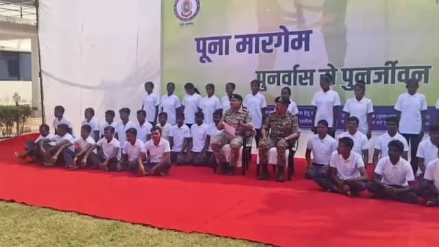 छत्तीसगढ़ में 1 करोड़ 19 लाख रुपए के इनामी 41 नक्सलियों ने किया सरेंडर