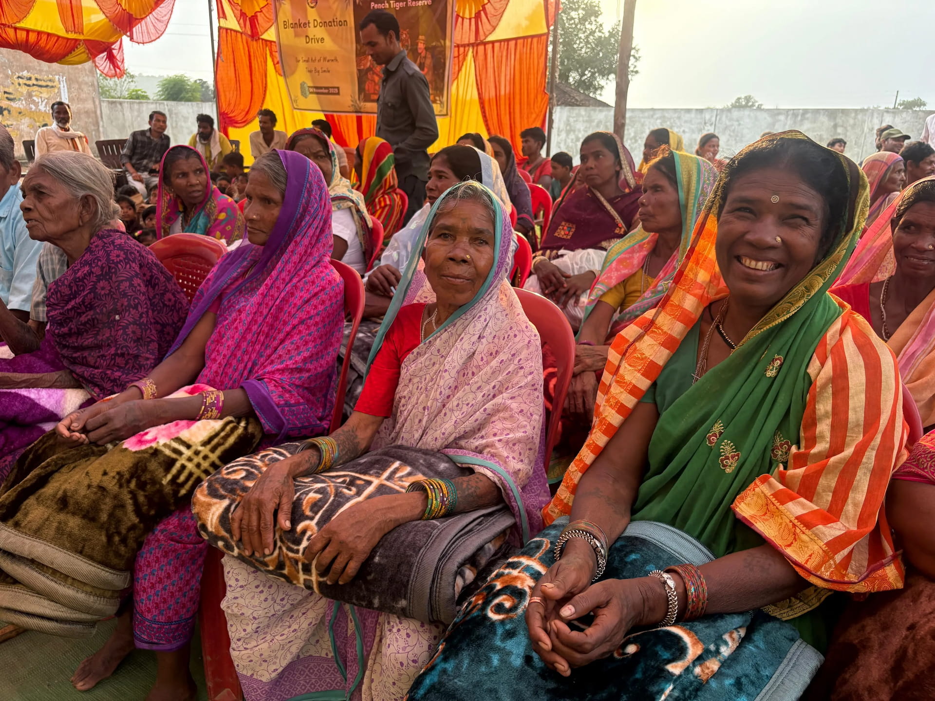 पेंच नेशनल पार्क के बफर जोन में आदिवासियों को अफसरों-पर्यटकों ने बांटे 5000 कंबल