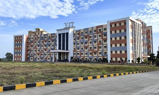 यूनिवर्सिटी में तानाशाही, शिकायत करने पर स्टूडेंट्स को देते थे फेल करने की धमकी