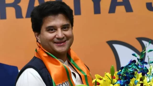 सिद्धारमैया और डीके शिवकुमार की खींचतान पर बोले सिंधिया 'कुछ छात्र सुधरना नहीं चाहते'