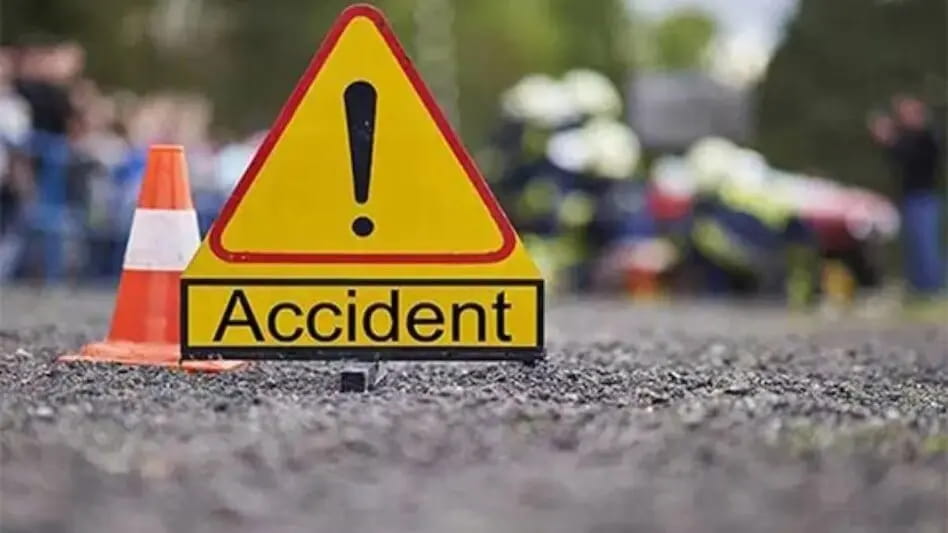 बिजली के खंभे से टकराया स्कूटर, MBBS के 3 छात्रों की मौत