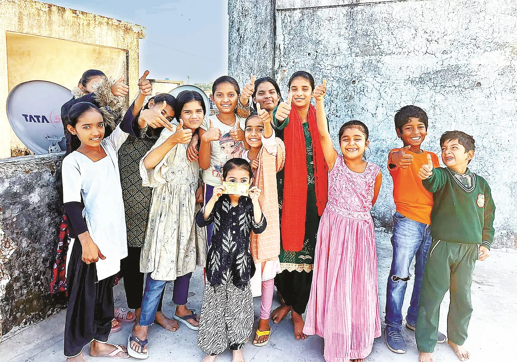 स्वच्छता के लिए बच्चे बने पहरेदार, कचरा फेंकने वालों पर लगा रहे फाइन