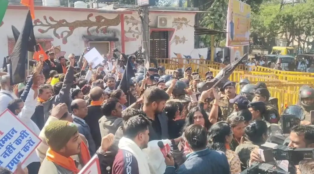 IAS संतोष वर्मा पर कार्रवाई को लेकर सीएम हाउस घेरने निकले ब्राह्मण, पुलिस से झड़प