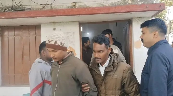 सूरजपुर में 25 हजार रुपए की रिश्वत लेते पकड़ाया क्लर्क, मुआवजा देने के लिए मांगी थी घूस