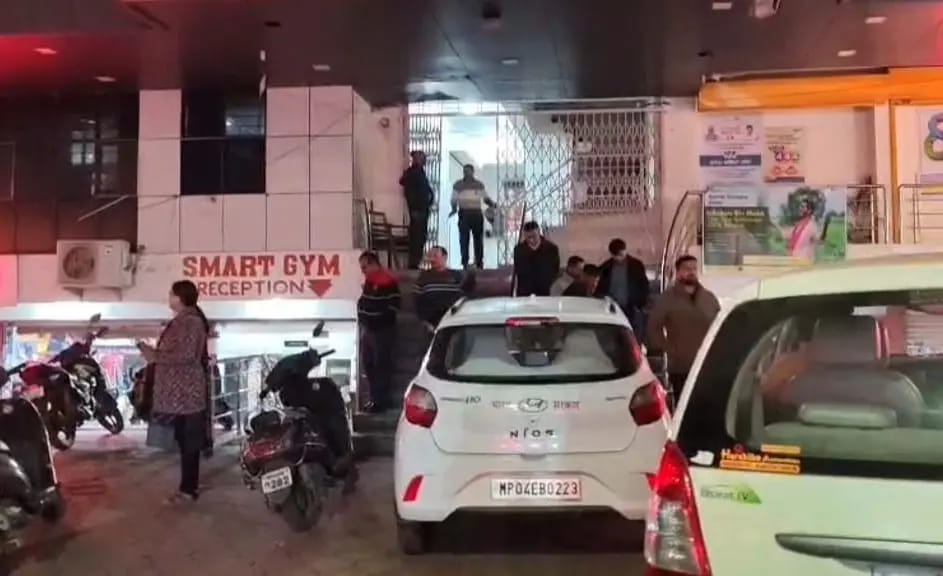 जबलपुर में GST अधीक्षक और इंस्पेक्टर 4 लाख रुपए की रिश्वत लेते गिरफ्तार