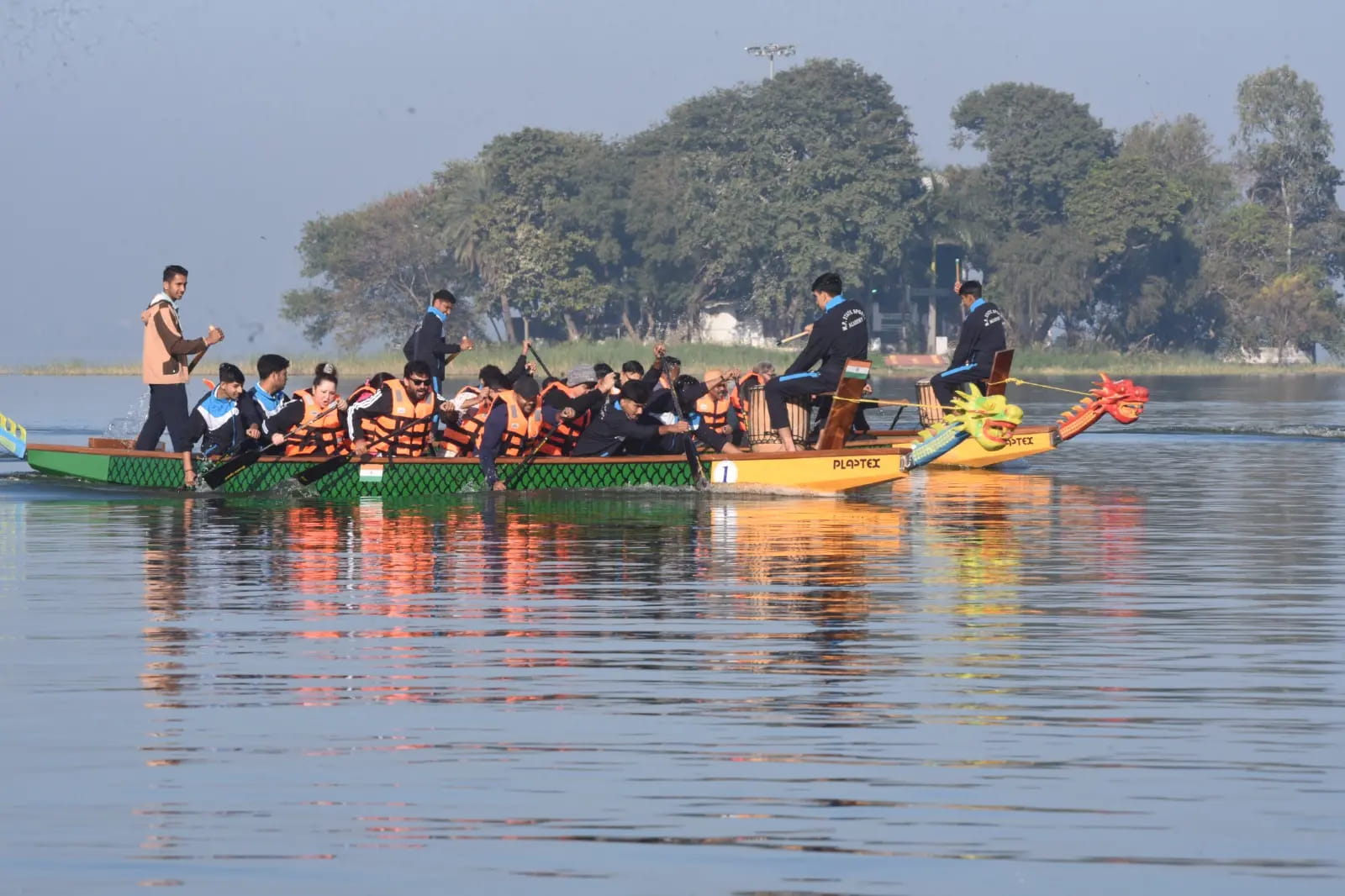 बोट रेस, फुटबॉल, क्रिकेट के साथ कुकिंग और अंताक्षरी में किया पार्टिसिपेट, देखें तस्वीरें...