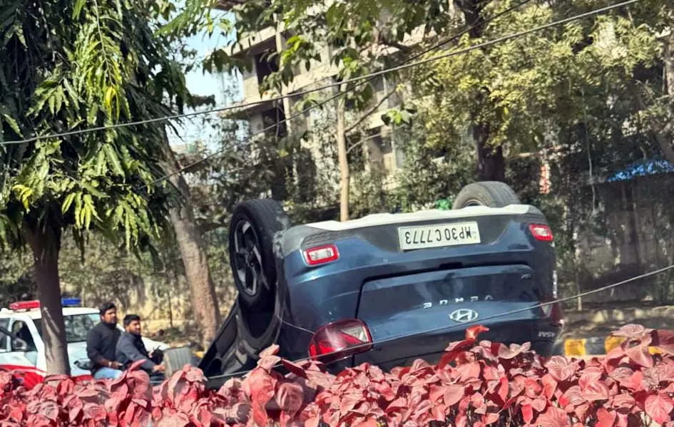 भोपाल के रिवेरा टाउन में पलटी Venue कार, रिपोर्ट दर्ज कराने कोई नहीं पहुंचा थाने !